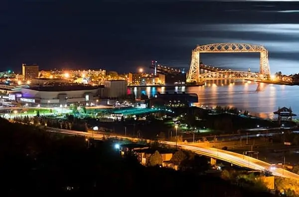 Duluth Lift Bridge at night.